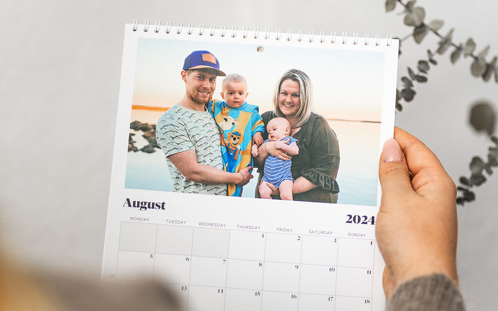 En fotokalender med bild på en familj