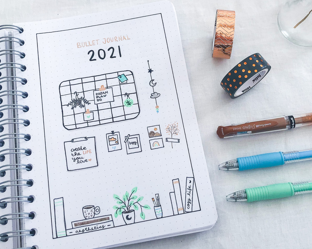 Fremside av en bullet journal med doodles og dekorasjoner