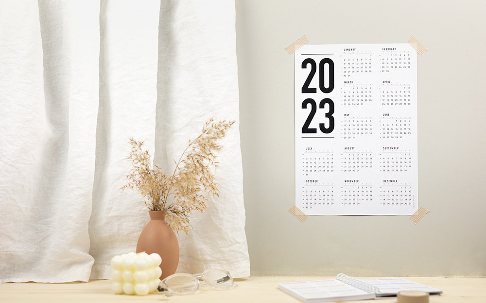 Vår gave til deg er en fin og stilren kalenderoversikt for hele 2023! Skriv ut og sett opp kalenderen på veggen, så har du den tilgjengelig når du måtte trenge den!