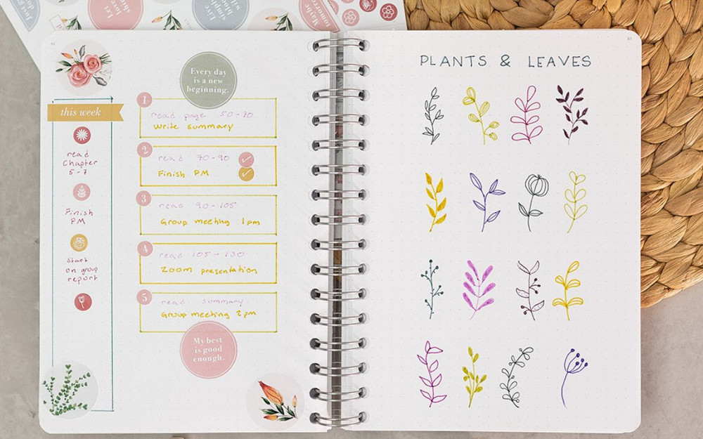 En bullet journal med många olika blommor som ritats med olika färger