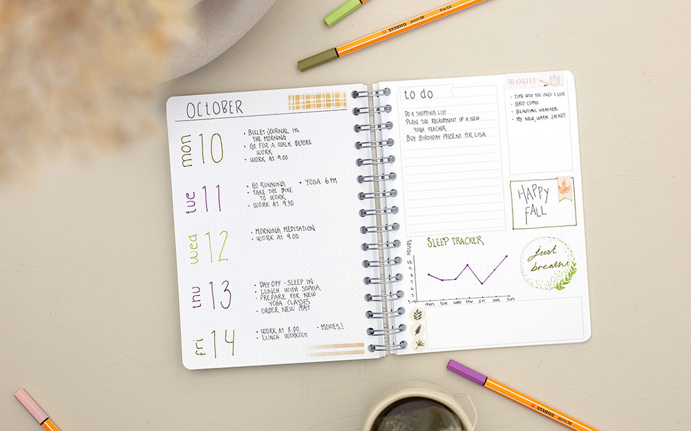 Et bullet journal-oppslag med en ukeplanlegging