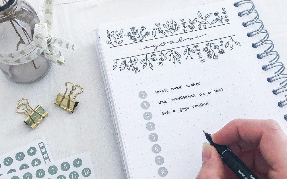 Bullet Journaling hat sich inzwischen fest als kreative Methode fürs Planen und Organisieren etabliert. In diesem Guide zeigen wir dir mithilfe von BuJo-Profi Julia Strycek (@somekind.art), wie du Schritt für Schritt dein Mixbuch™ zum BuJo gestaltest .