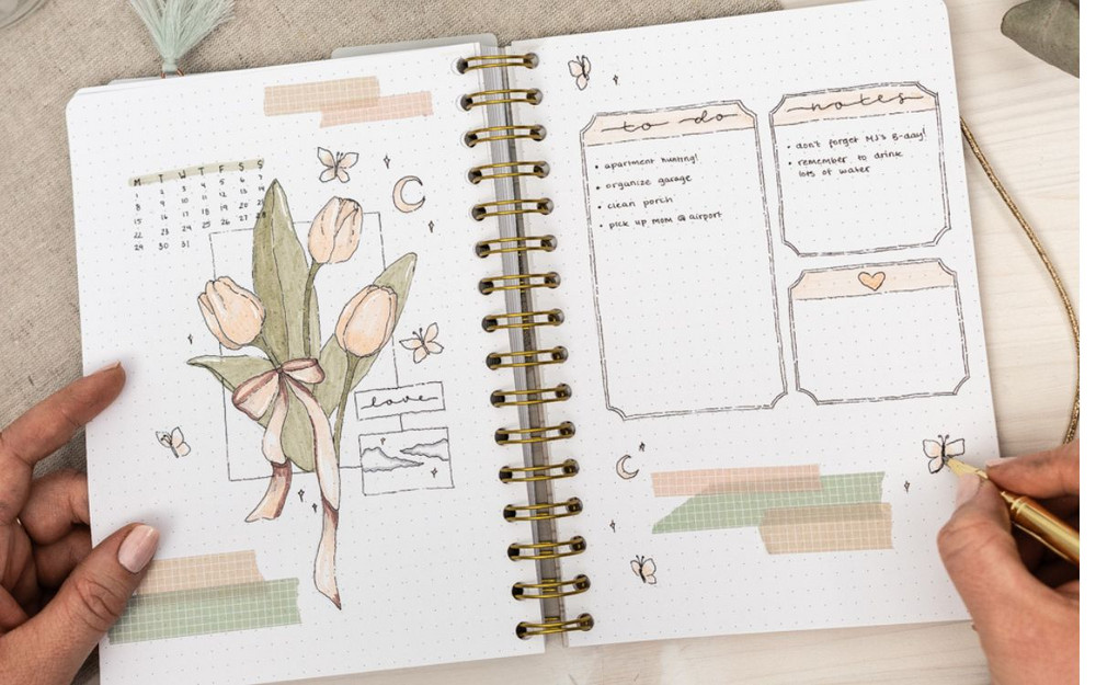 Eine Seite im Bullet Journal mit Monatsplanung, Blumen und Listen 