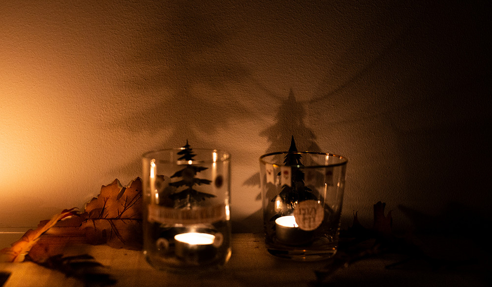 Decorate your desk with our cosy autumn tree shadow candle!
