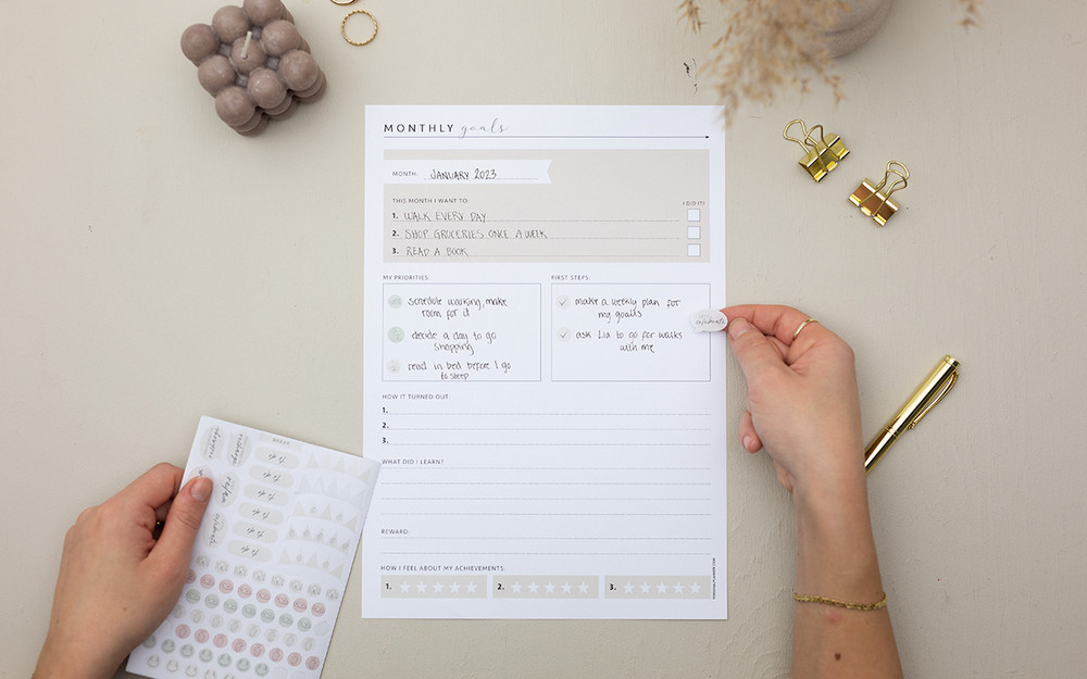 Set one specific goal every month with our free printable, and reach your goals and dreams in 2023!
