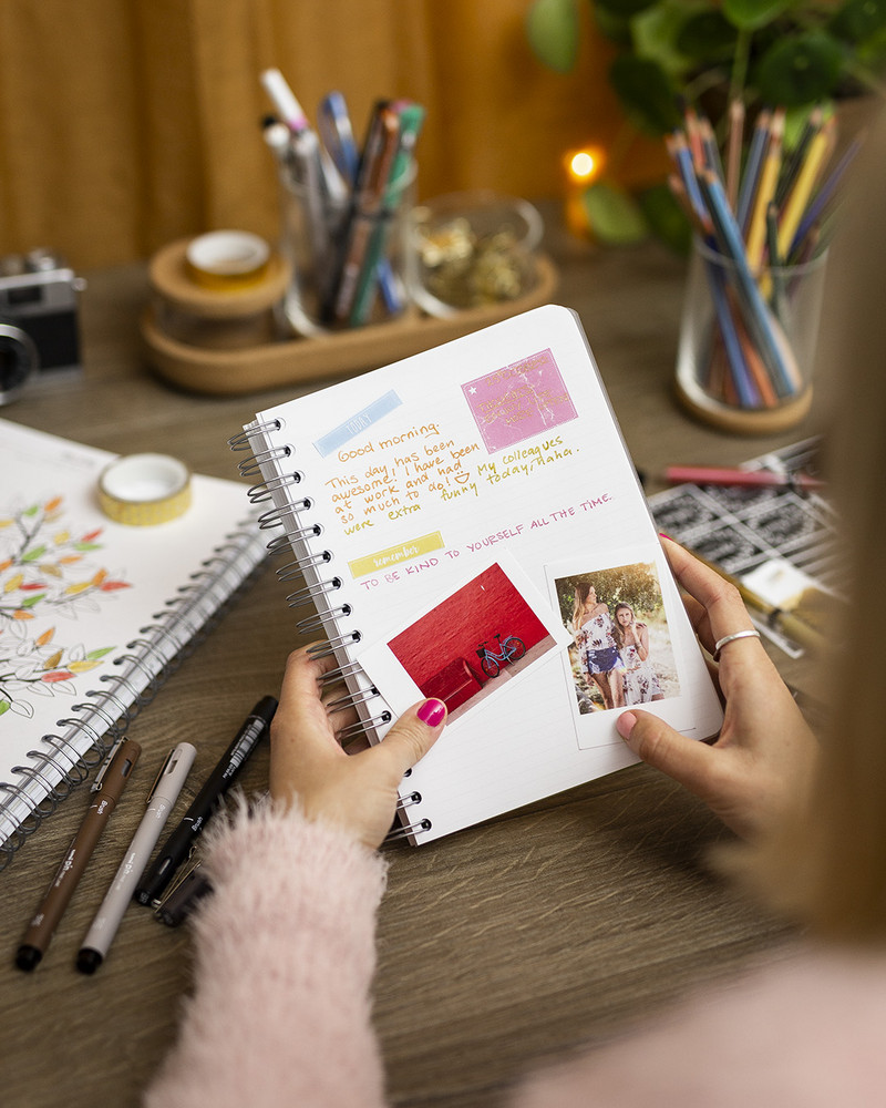 Offenes Notizbuch mit handschriftlichen Notizen und Aufklebern