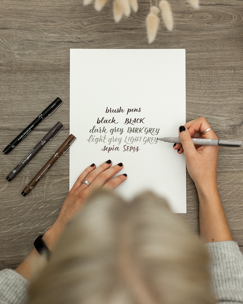 Lettering-kunstneren Sofie Björkgren-Näse (@fialottajanssondesign) har laget videoer som viser deg hvordan våre helt nye penner ser ut og hvordan du best mulig kan bruke dem til lettering. Her får du vite mer om de nye pennene og kan dessuten laste ned vår gratis freebie som hjelper deg å utvikle din brush pen-teknikk. Heng med på denne lille tutorial/guiden og finn din nye favorittpenn!