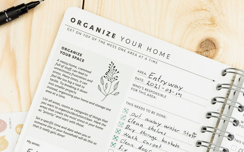 En almanacka med temasidan Organisera ditt hem