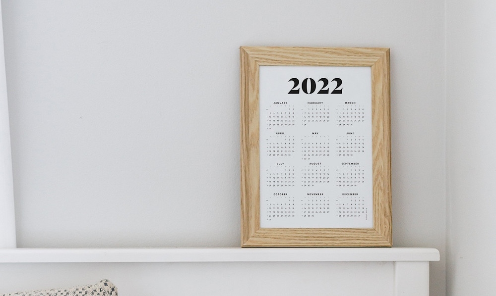 Vår gåva till dig från oss är en snygg och stilren kalender över hela 2022! Skriv ut och sätt upp på väggen, så har du den lättillgänglig närhelst du behöver den!