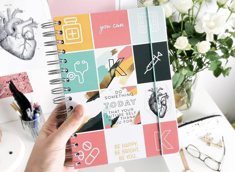 Fabulous Kristin, from @StudyDiaryofaMedStudent, shows us around her workspace and gives us her best tips for organising an inspiring desk. 💖