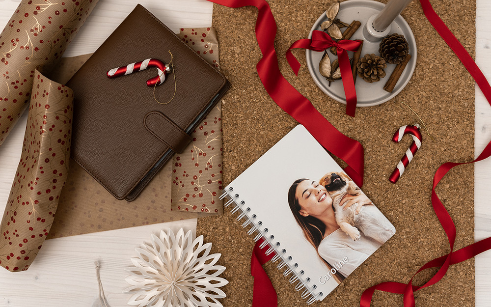Hva gir man i julegave til noen som allerede har alt? Mer tid i form av en personlig kalender, selvfølgelig! Design gaven selv eller kjøp et gavekort.