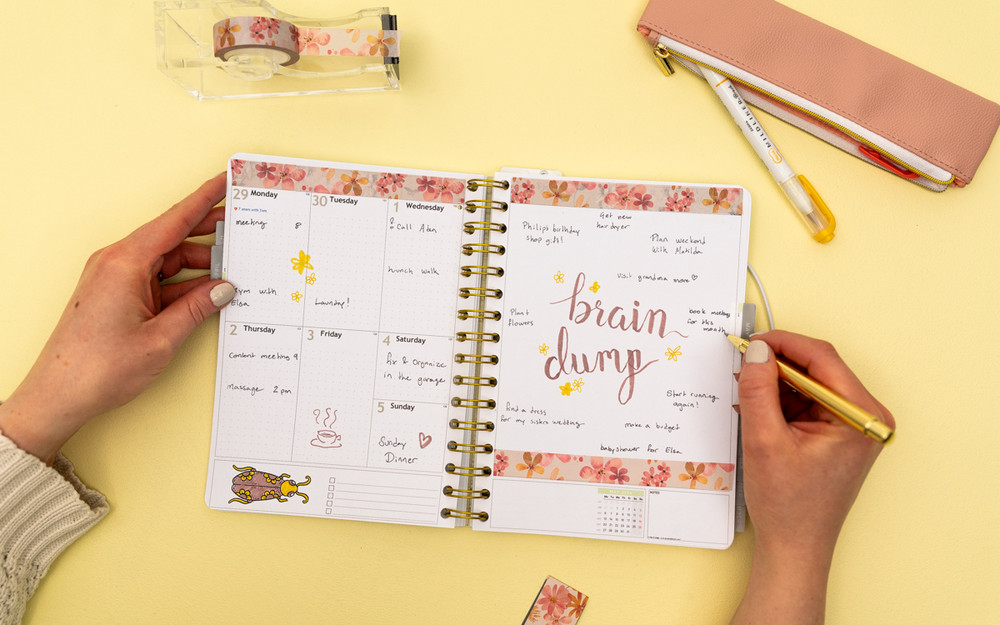 En uppslagen kalender med en brain dump kring vad som gör en person stressad